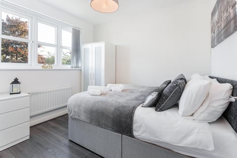 Spacious Contractor House for Large Groups - Private Parking by Liverpool Short Stay Haus in Liverpool