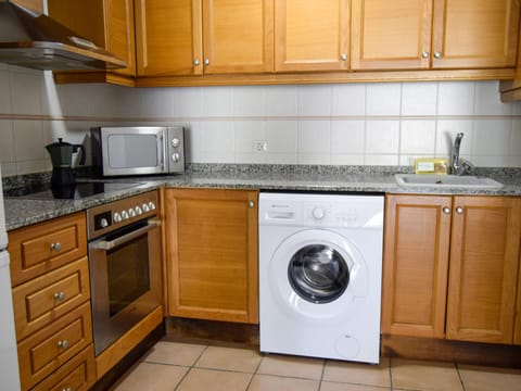 Kitchen or kitchenette, minibar, washing machine