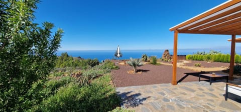 Casa Los Almendros Jacuzzi Garden House in La Palma