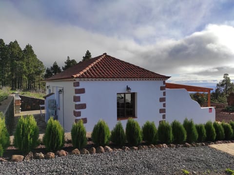 Casa Los Almendros Jacuzzi Garden House in La Palma