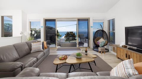 Dutchie's Sand & Sea Beach House - easy walk to the beach House in Nelson Bay