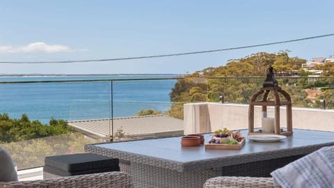 Dutchie's Sand & Sea Beach House - easy walk to the beach House in Nelson Bay