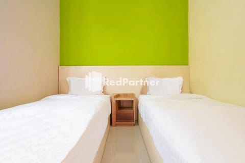 Kupang Gunung Homestay Syariah near Islamic Center Surabaya Mitra RedDoorz Hotel in Surabaya