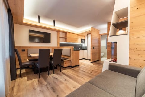 Kitchen or kitchenette, Living room, Seating area, Dining area, minibar, oven, stove