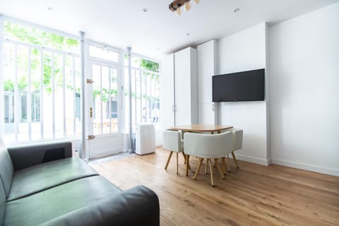 TV and multimedia, Living room, Seating area, Dining area