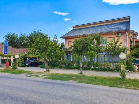 Property building, Day, Neighbourhood, Street view, Parking