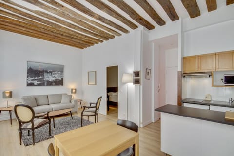 Kitchen or kitchenette, Seating area, Dining area