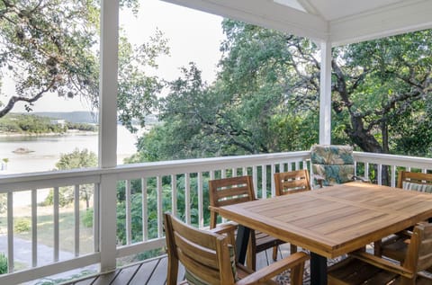 Remodeled Historic Lakefront Gem Overlooking Lake Travis and Jones Brothers Park *Great for Families and Groups* House in Jonestown
