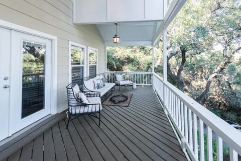 Remodeled Historic Lakefront Gem Overlooking Lake Travis and Jones Brothers Park *Great for Families and Groups* House in Jonestown