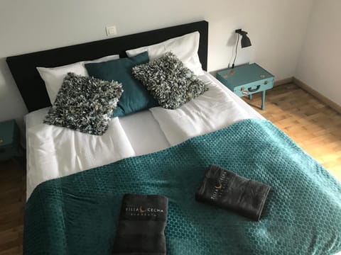 Bed, Photo of the whole room, towels