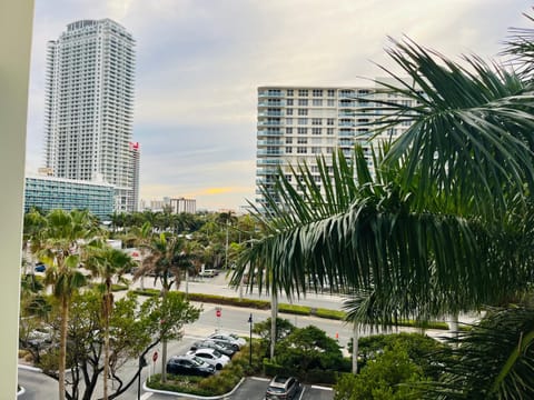 Miami Hollywood Great 2 Bedroom 2 Bathroom with Intercostal View 001-22bvic Apartment in Hollywood Beach