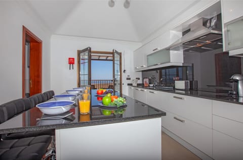 Kitchen or kitchenette, Dining area, Sea view