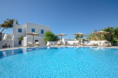 Property building, Day, Swimming pool, sunbed