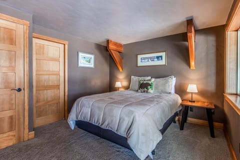 3 Bed 3 Bath Vacation home in Schweitzer Mountain Maison in Idaho