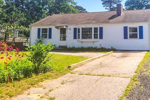 3 Bed 1 Bath Vacation home in West Yarmouth House in West Yarmouth
