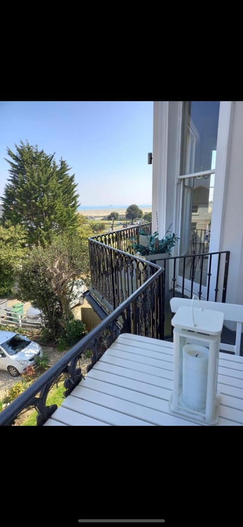 Wight On The Beach, Sleeps 4, Free Off Road Parking, Balcony with Sea Views Apartment in Ryde