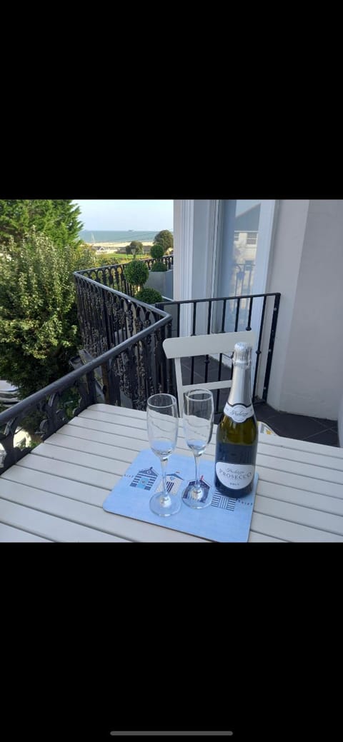 Wight On The Beach, Sleeps 4, Free Off Road Parking, Balcony with Sea Views Apartamento in Ryde