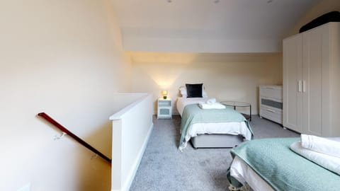 StayZo Westminster Stylish House Accommodation Condo in Bradford