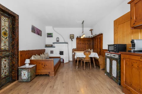 Kitchen or kitchenette, Dining area, oven, pet friendly