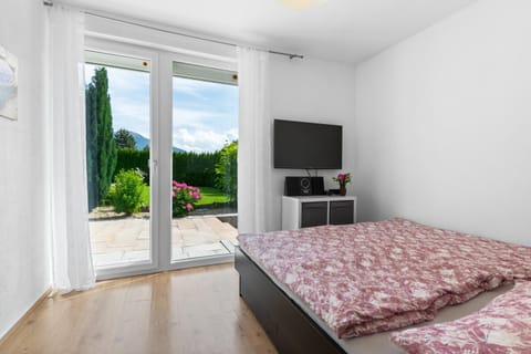 Bed, TV and multimedia, View (from property/room), Bedroom