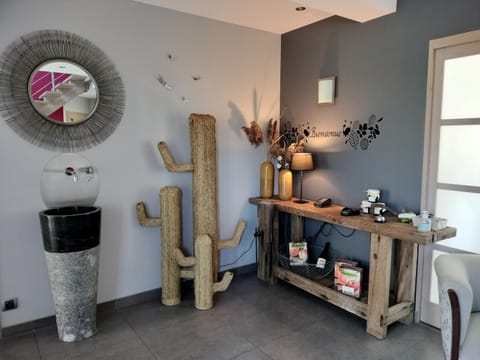 Lobby or reception, Internal: Not applicable to any particular room