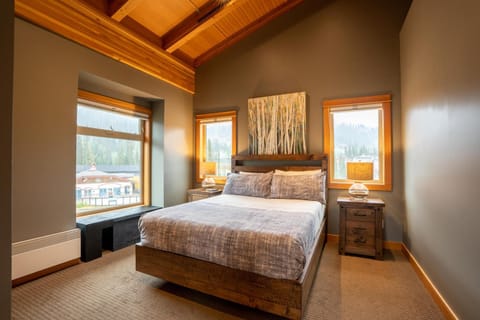 Kookaburra Lodge #401 By Bear Country Nature lodge in Alberta