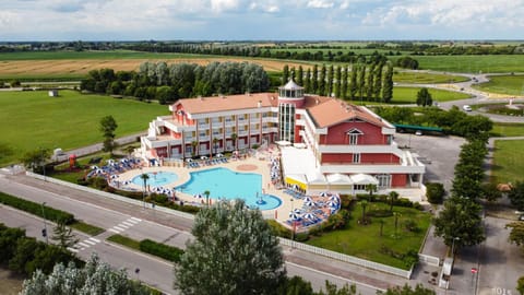 Property building, Bird's eye view, Swimming pool