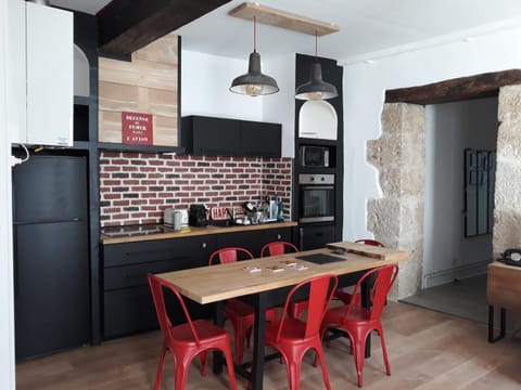 Kitchen or kitchenette, Dining area