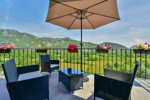 Balcony/Terrace, Garden view, Lake view, Mountain view