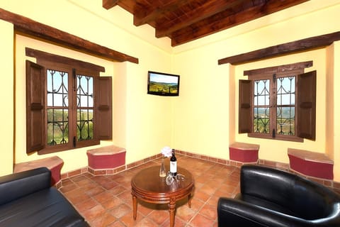 Castle Tower apartment in rural holiday park 'Picasso' Apartment in Sierra de las Nieves