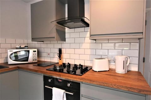 Nelson By The Docks Serviced Apartments by Roomsbooked Condo in Gloucester
