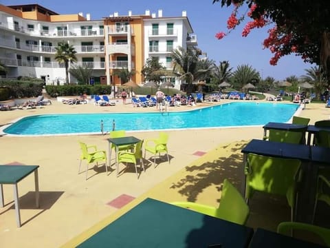 Swimming pool, sunbed