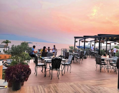 Restaurant/places to eat, Balcony/Terrace, Sea view