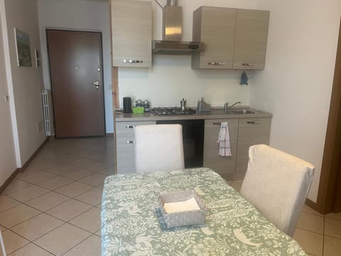 Kitchen or kitchenette, Dining area, stove