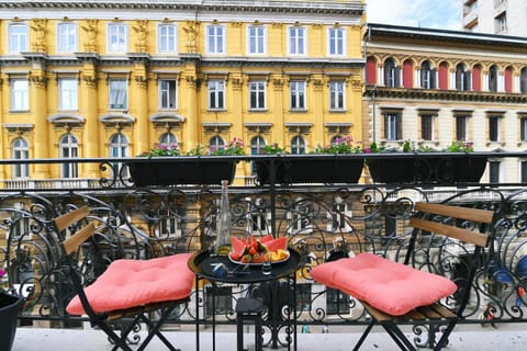 Neighbourhood, Balcony/Terrace