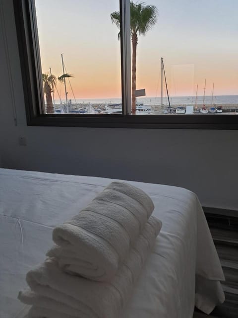 Bed, Summer, TV and multimedia, Bedroom, Landmark view, Sea view, Sunrise, Sunset, Family, Quiet street view, furniture, heating, safe, soundproof, towels, wardrobe, air conditioner