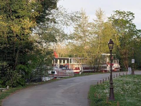 péniche Ino Lefkothea II chambre d'hôtes Bed and Breakfast in Dole