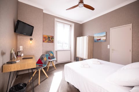 Bed, Photo of the whole room, Bedroom, fireplace