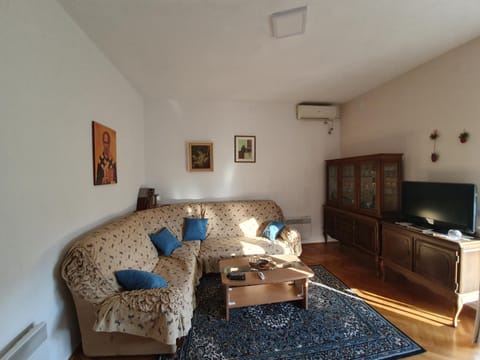 Living room, Seating area, air conditioner