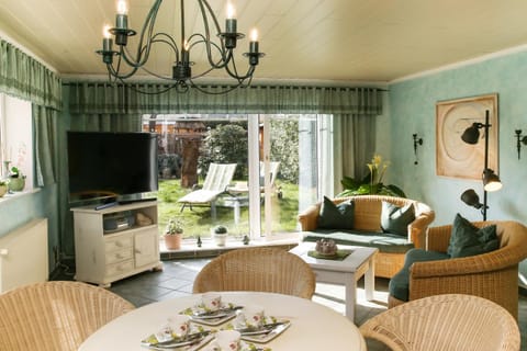 TV and multimedia, Living room, Seating area, pet friendly