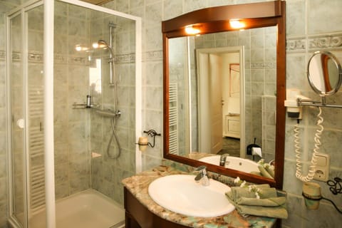 Shower, Bathroom, towels