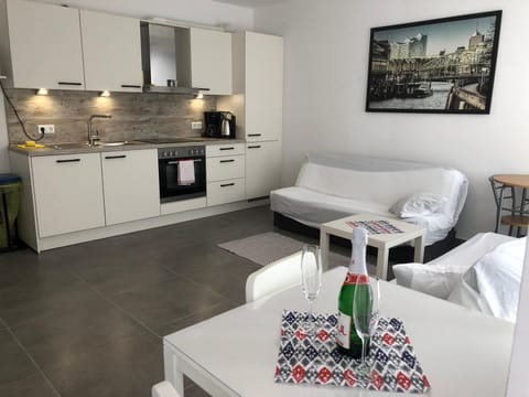 Kitchen or kitchenette, Living room, Seating area, Dining area