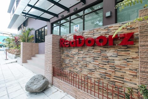 RedDoorz Plus Evangelista Street Makati Hotel in Pasay