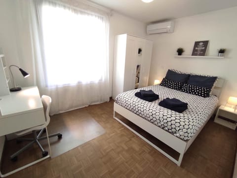 Bed, Bedroom, air conditioner