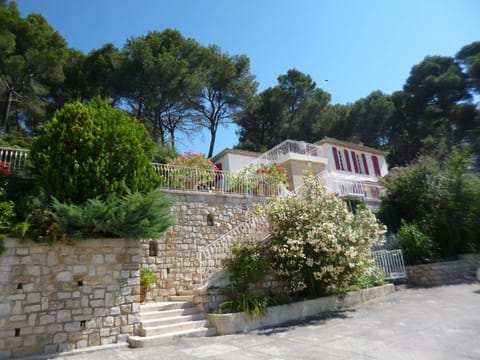 T2 de la Bastide Rouge vue exceptionnelle (180°) sur Aix domaine privé T2 indépendant de 37 m2 avec terrasse exposée plein sud Piscine 10 X 5 Villa in Aix-en-Provence