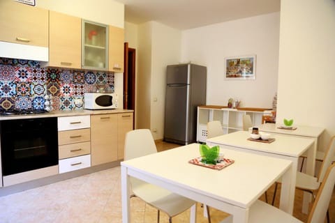 Kitchen or kitchenette, Communal kitchen