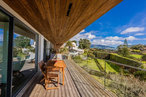 View (from property/room), Balcony/Terrace, Garden view, Landmark view, Mountain view