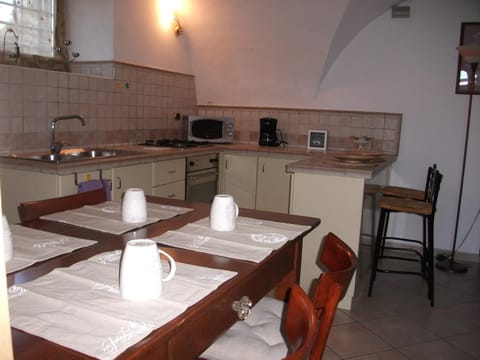 Kitchen or kitchenette, Dining area