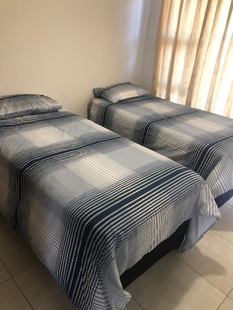 A Coastal/island experience at a Large 2 bed apartment at a Crystal Lagoon Estate. Condominio in Pretoria
