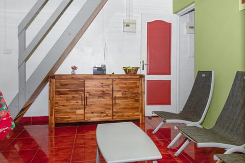 Maison de 2 chambres avec terrasse amenagee et wifi a Saint Leu a 1 km de la plage Maison in Saint-Leu